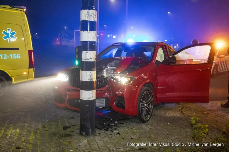 Auto tegen verkeerslicht op Rijksweg in Velsen