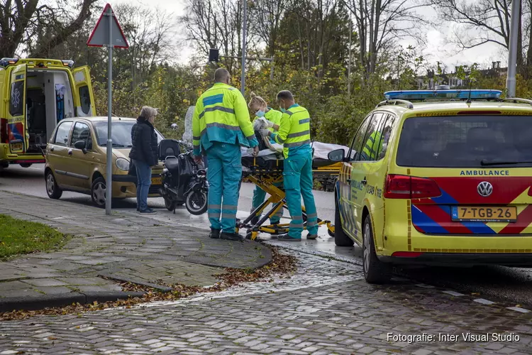 Scooterrijdster gewond na ongeval op de Lorentzkade