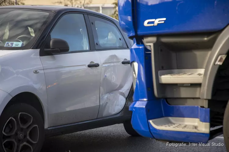 Auto geschept door vrachtwagen op de Westelijke Randweg (N208) in Haarlem