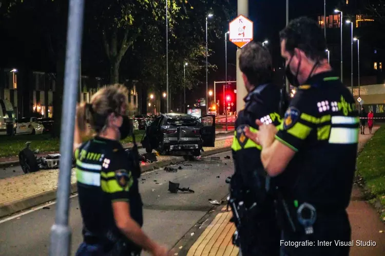 Auto verliest chassis bij crash, één zwaargewonde