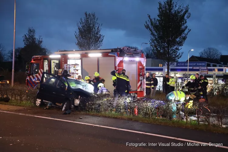 Zwaargewonde bij fors ongeval N208 bij Velserbroek: weg afgesloten