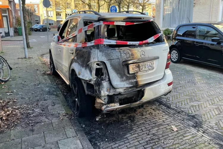 Autobrand in Colensostraat in Haarlem