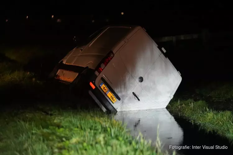 Bestelbus te water in Uitgeest: bestuurder spoorloos