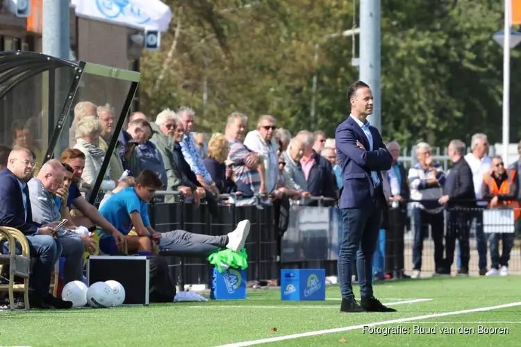 Hoofdtrainer Kalaitzis en voetbalvereniging R.K.v.v. DEM komen contractverlenging overeen