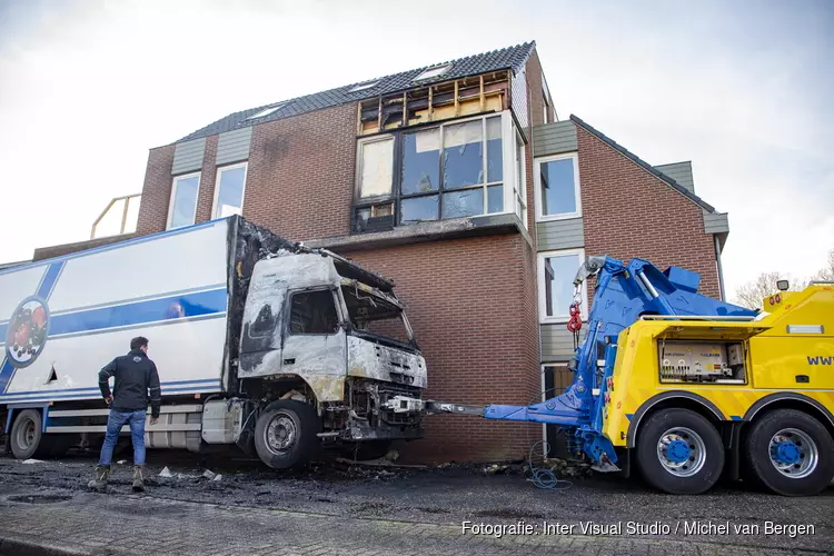 Uitgebrande vrachtwagen Daltonstraat Heemskerk afgesleept