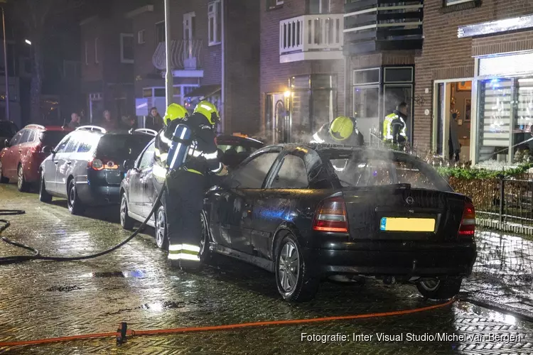 Brandende auto rolt tegen andere auto op Ruysdaelstraat IJmuiden