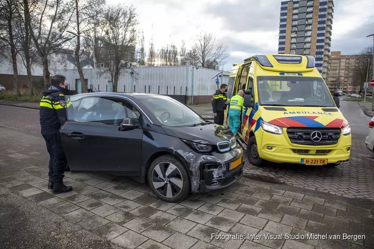 Automobiliste schampt sporthal, rijdt over paal en raakt gewond