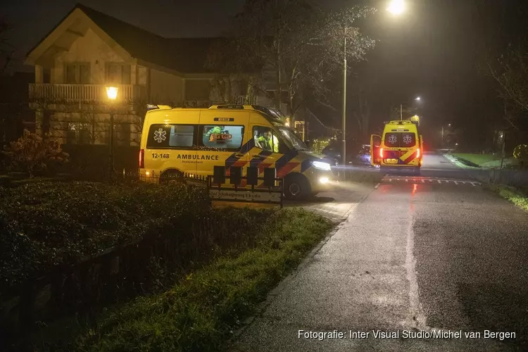 Persoon te water langs de Zuid Schalkwijkerweg in Haarlem