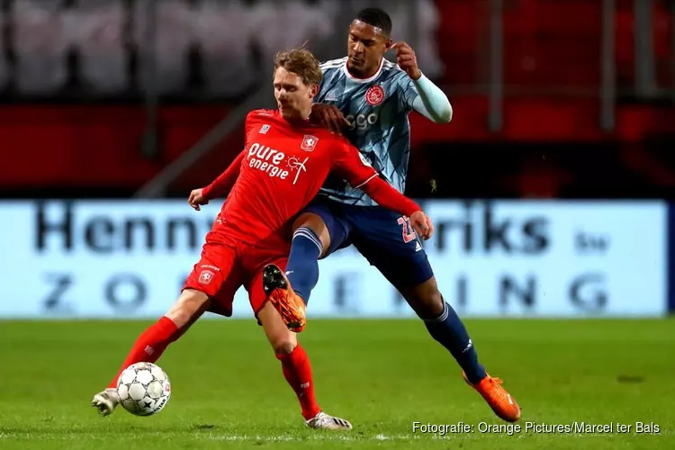 Huntelaar redt Ajax in Enschede