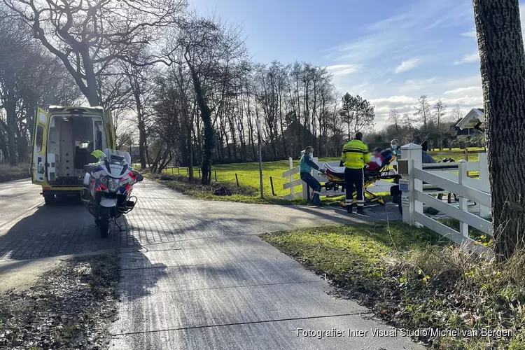 Fietser gewond na aanrijding door auto op de Vogelenzangseweg