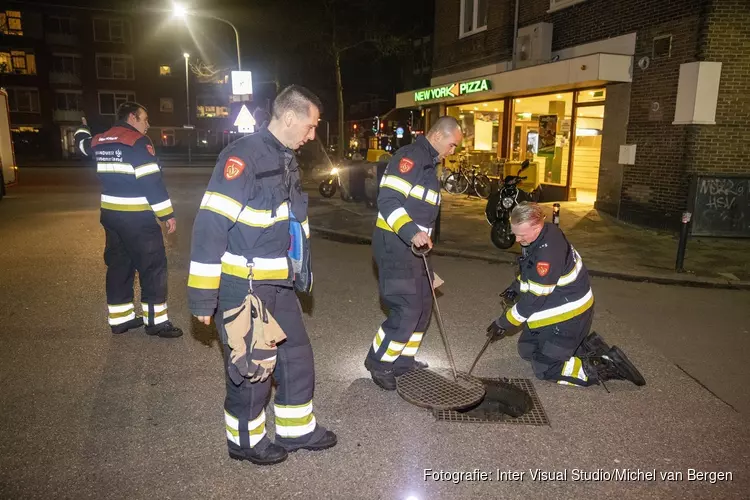 Brandweer doet onderzoek na benzinelucht uit riool Haarlem-Noord