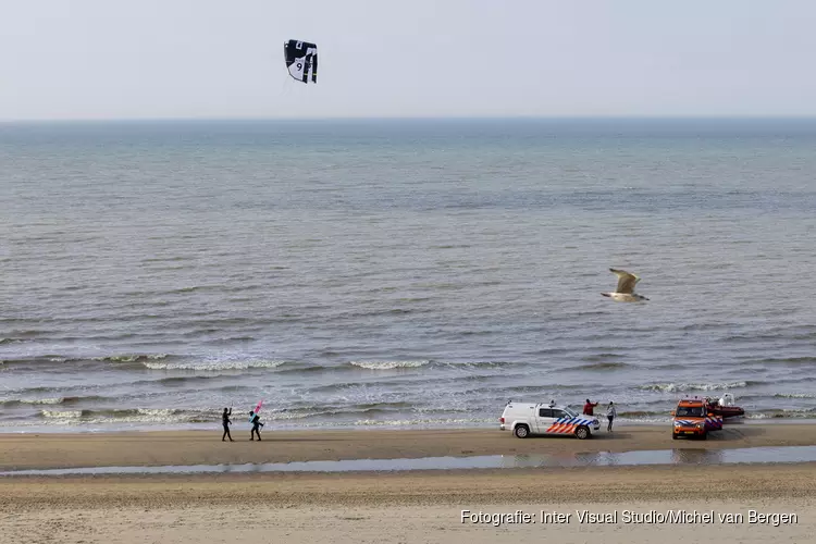 Kitesurfers in de problemen voor de kust van Zandvoort