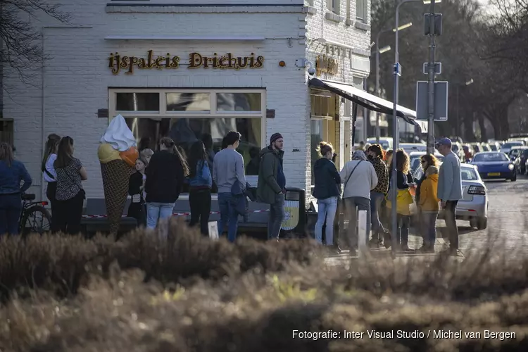 Lange rij voor ijspaleis in Driehuis