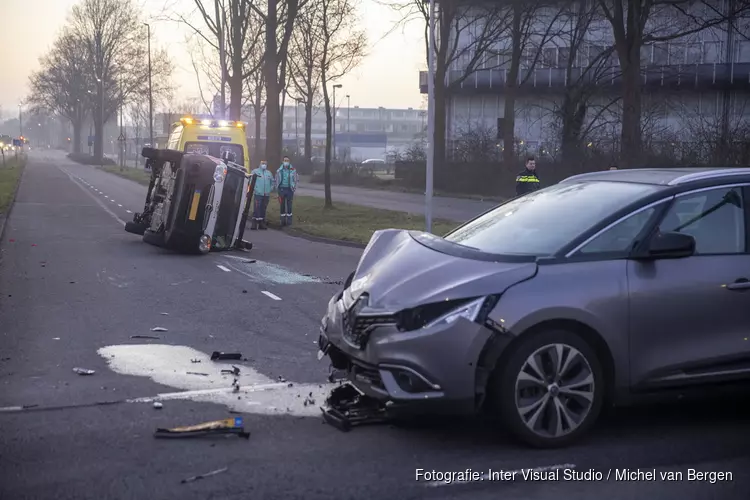 Busje op z’n kant na ongeval op de Europaweg in Haarlem