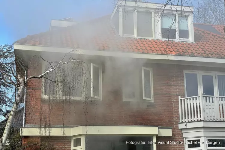 Veel rookontwikkeling bij woningbrand in Santpoort