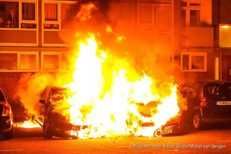 Meerdere auto’s in brand op de Olieslagerslaan in Beverwijk