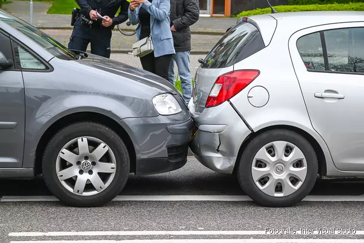 Drie auto’s klappen op elkaar op de Plesmanweg in Beverwijk