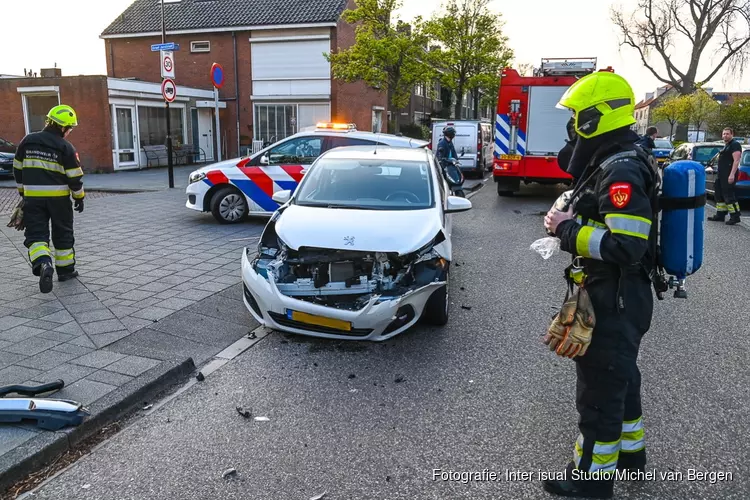 Veel schade bij aanrijding op Graaf Florislaan in Beverwijk