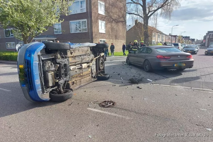 Auto op z&#39;n kant bij ongeval in Beverwijk