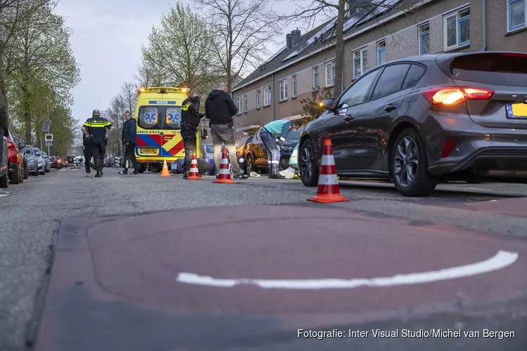 Uber Eats bezorger hard onderuit door verkeersdrempel in Haarlem