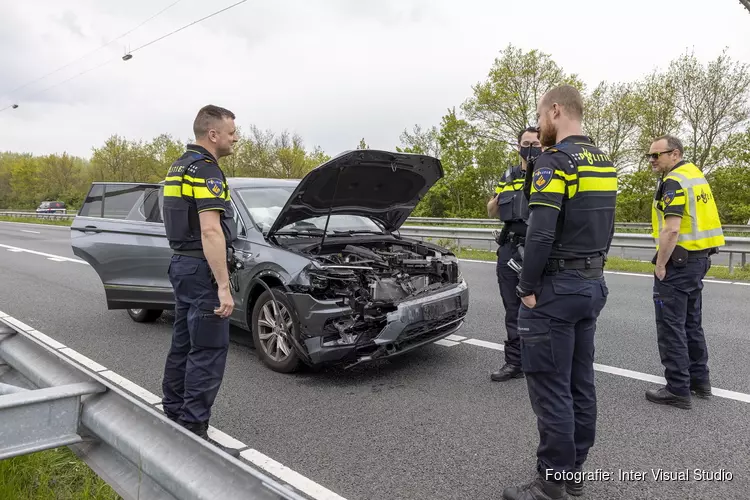 Auto knalt op vrachtwagen op A22