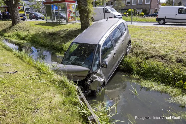 Automobilist schrikt van fietser en rijdt water in