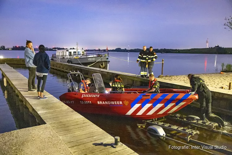 Brandweer en politie zoeken met bootje naar man met bebloed gezicht