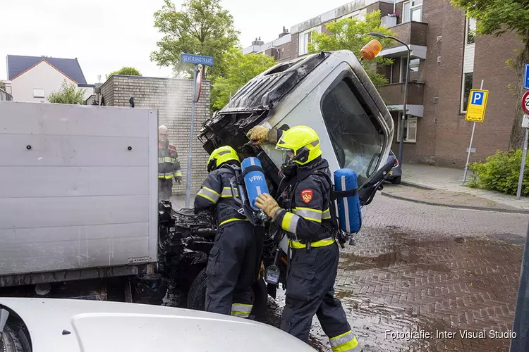 Bakwagen van Spaarnelanden in de brand gevlogen in Haarlem