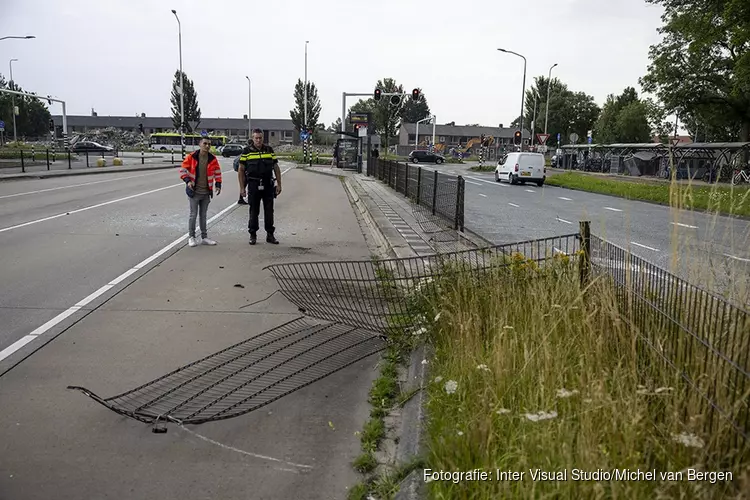 Weer auto door hekwerk bij de Europaweg in Haarlem