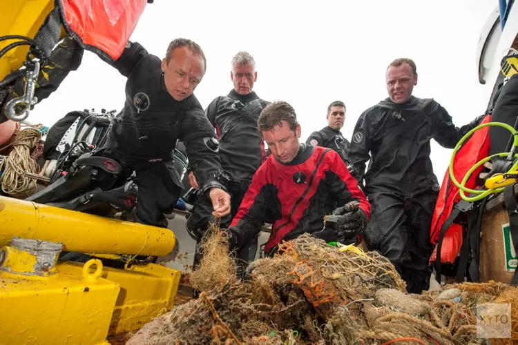 Healthy Seas beach cleanup en duikbootbezoek in IJmuiden