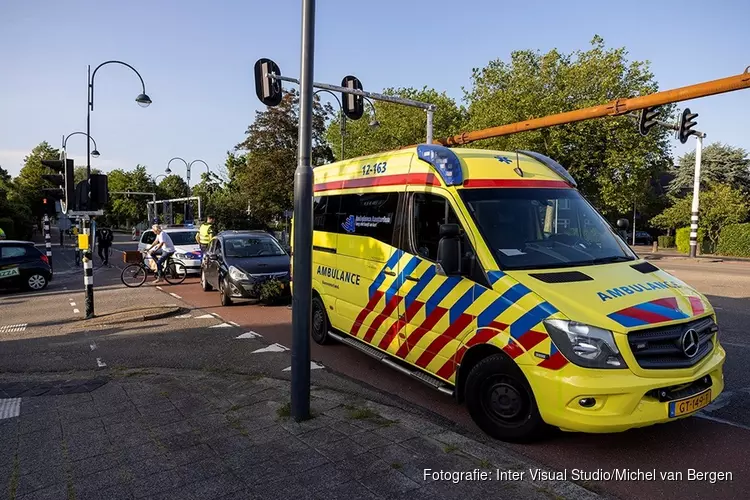 Pizzabezorgster botst achterop auto op de Heemsteedse Dreef