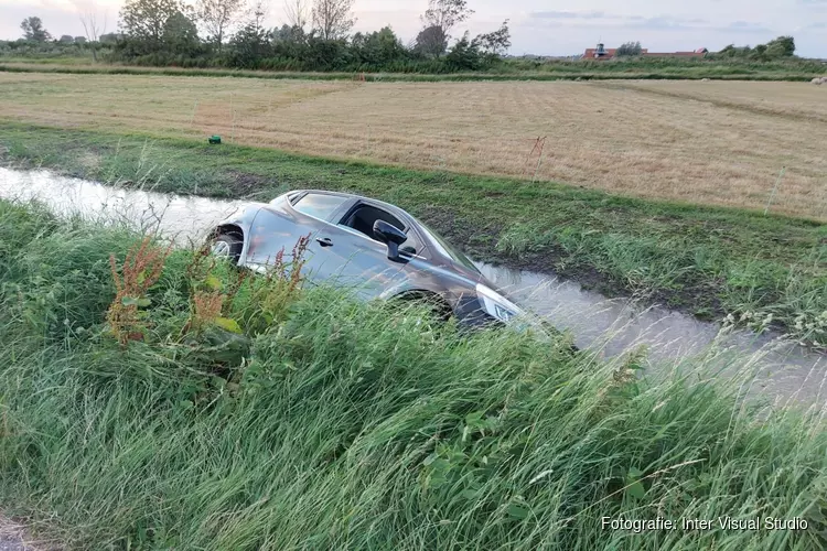 Auto te water langs Lagendijk in Uitgeest