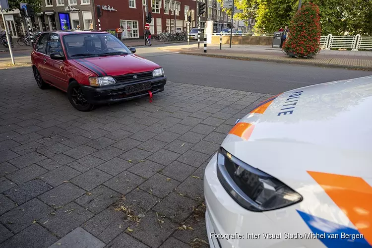 Jonge dame op scooter aangereden door auto op Raamvest in Haarlem