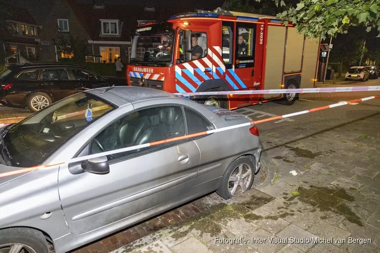 Explosie en vlammen bij auto in Van Oosten de Bruijnstraat in Haarlem