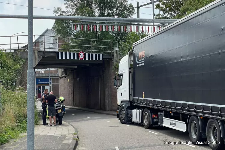 Vrachtwagen raakt spoortunnel, treinverkeer ligt stil