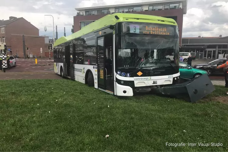 Bus raakt van de weg in IJmuiden