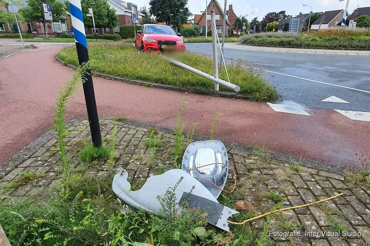 Stuurfout op rotonde in Castricum, bestuurder aangehouden