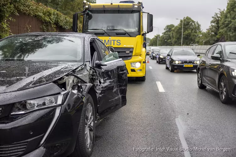 Vrachtwagen botst tegen zijkant van personenwagen