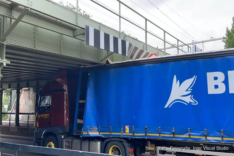 Vrachtwagen rijdt tegen spoorviaduct in Haarlem