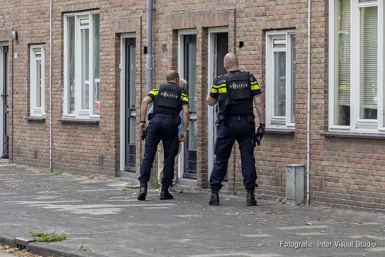 Agenten in kogelwerende vesten op de Jan Gijzenkade