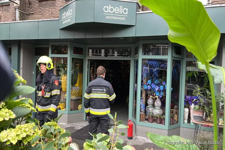 Boeket met kunstbloemen in de brand in bloemenwinkel IJmuiden