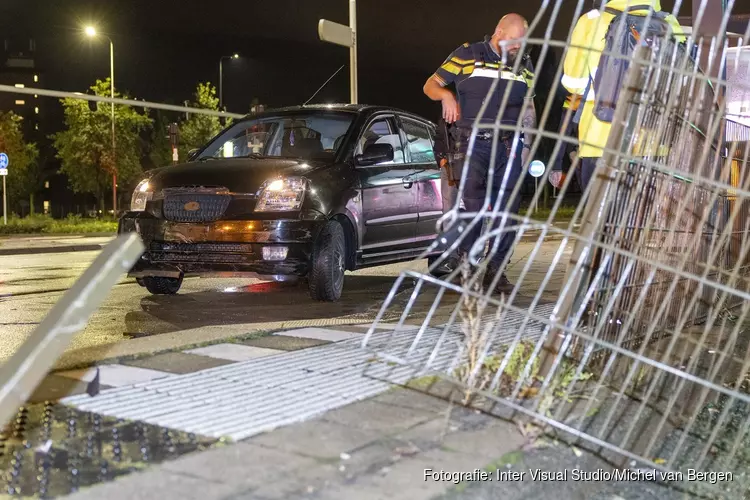 Weer auto door hekwerk op de Europaweg in Haarlem