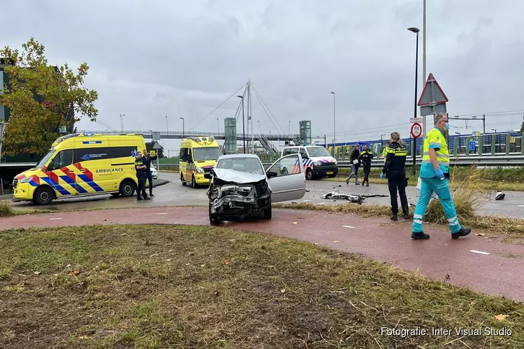 Zwaargewonde bij frontale botsing in Haarlem