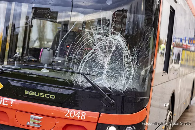 Schade bij botsing tussen bus en scooter in Haarlem