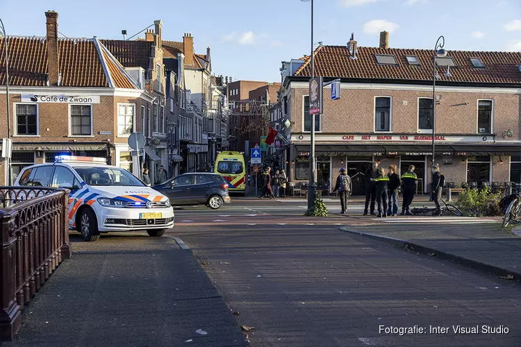 Voetganger op zebrapad in centrum Haarlem geschept door laagstaande zon