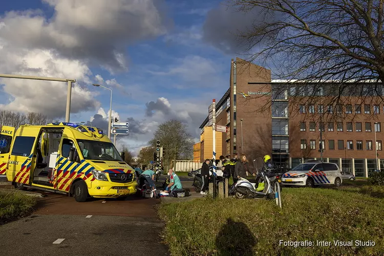 Fietsster gewond na botsing met scooter op de Zijlweg in Haarlem