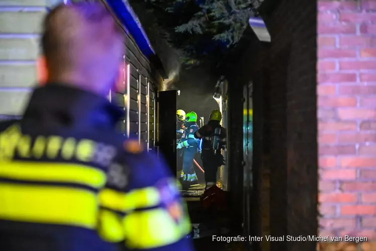 Brand verwoest houten schuur achter woning in Beverwijk