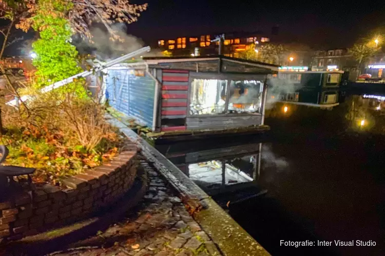 Brand op woonboot in Haarlem