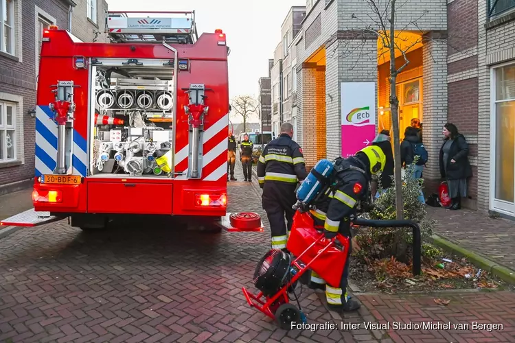 Rookontwikkeling in gezondheidscentrum door oliebol in magnetron