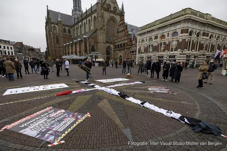 Kruis van koksbuizen vraagt aandacht voor gesloten horeca Haarlem